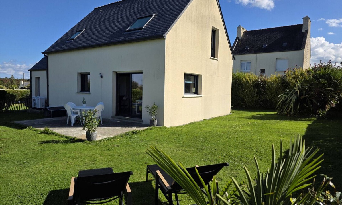 Plouguerneau House | Modern house with no overlooking views, located between the village and the beaches