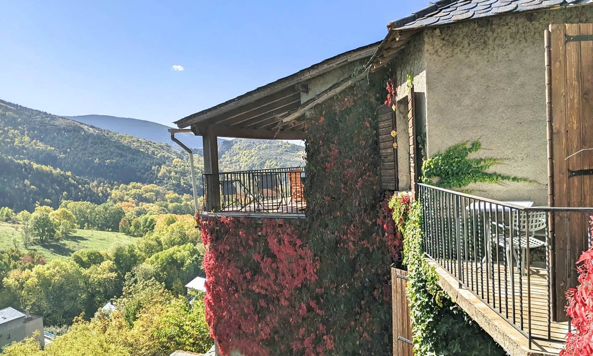 Llo House | Montserrat Figueras - 4 en-suite bedrooms - Gite 8 people