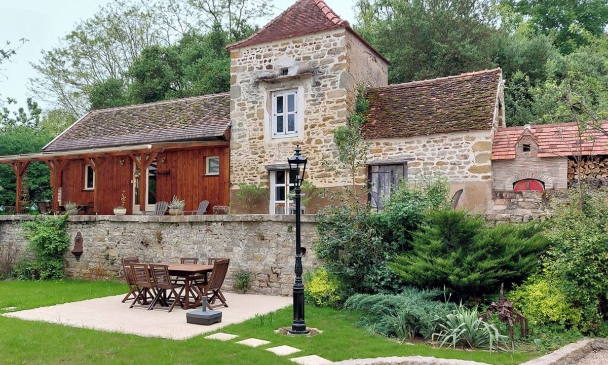 Chardonnay Apartment | Moulin Fouché | The Pigeon Tower | Cozy gite with large terrace near a nice lake