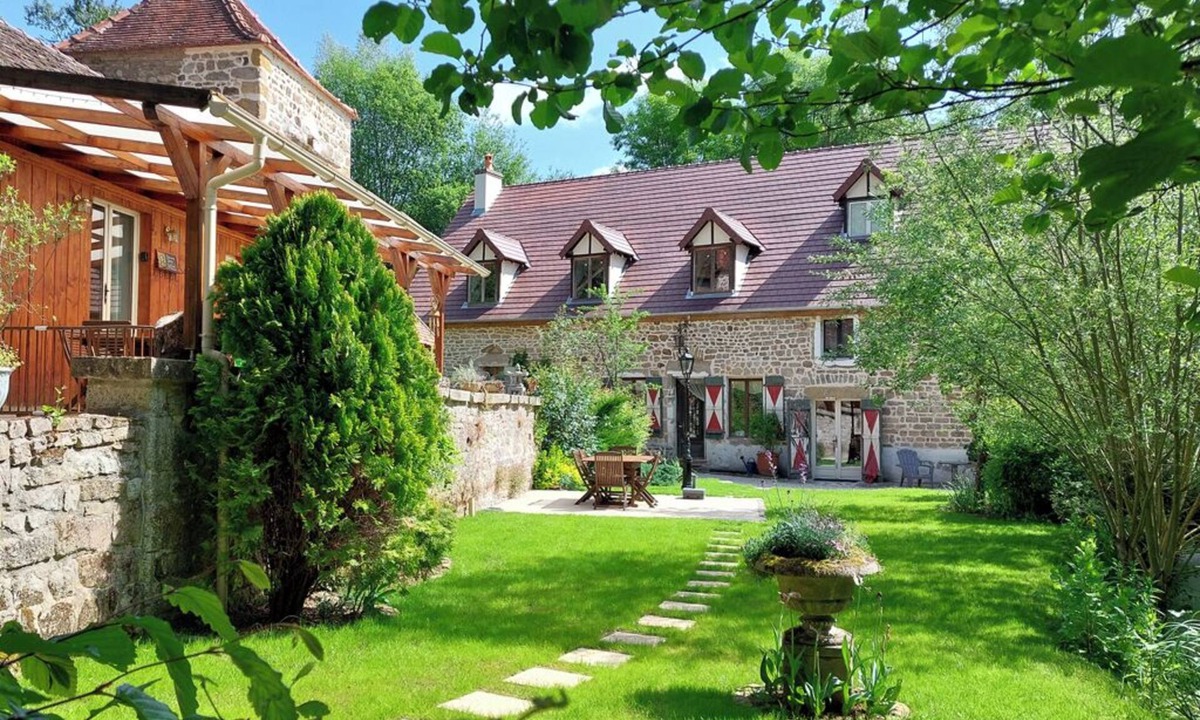 Saint-Prix-les-Arnay Apartment | Moulin Fouché | The Mill | Spacious gîte with three terraces near a nice lake