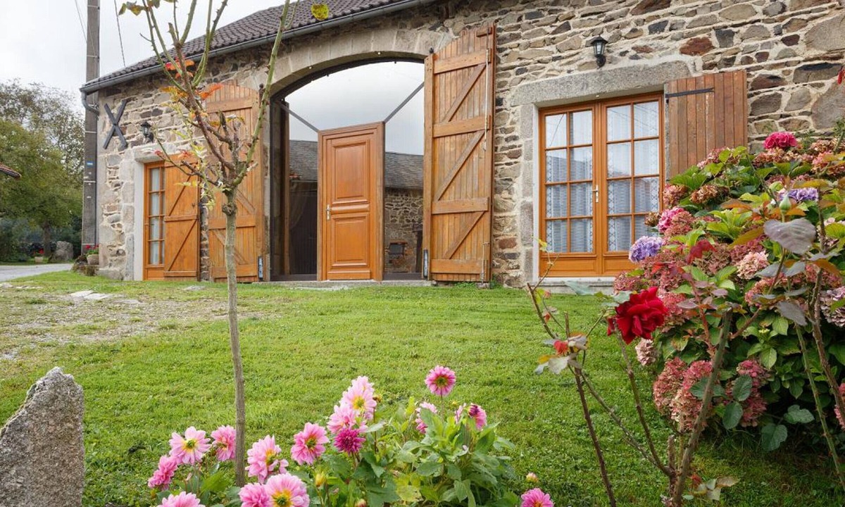 Ferrieres-sur-Sichon Cottage | Mountain Cottage with Terrace and BBQ - Pets Allowed