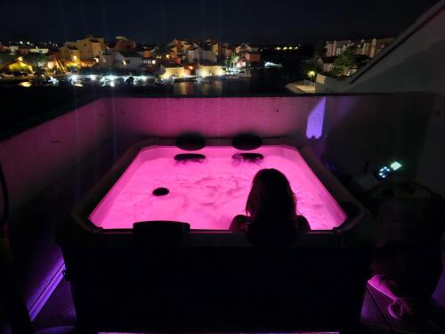 Le Barcares Apartment | Nautica bulles jacuzzi privatif vue lac marin