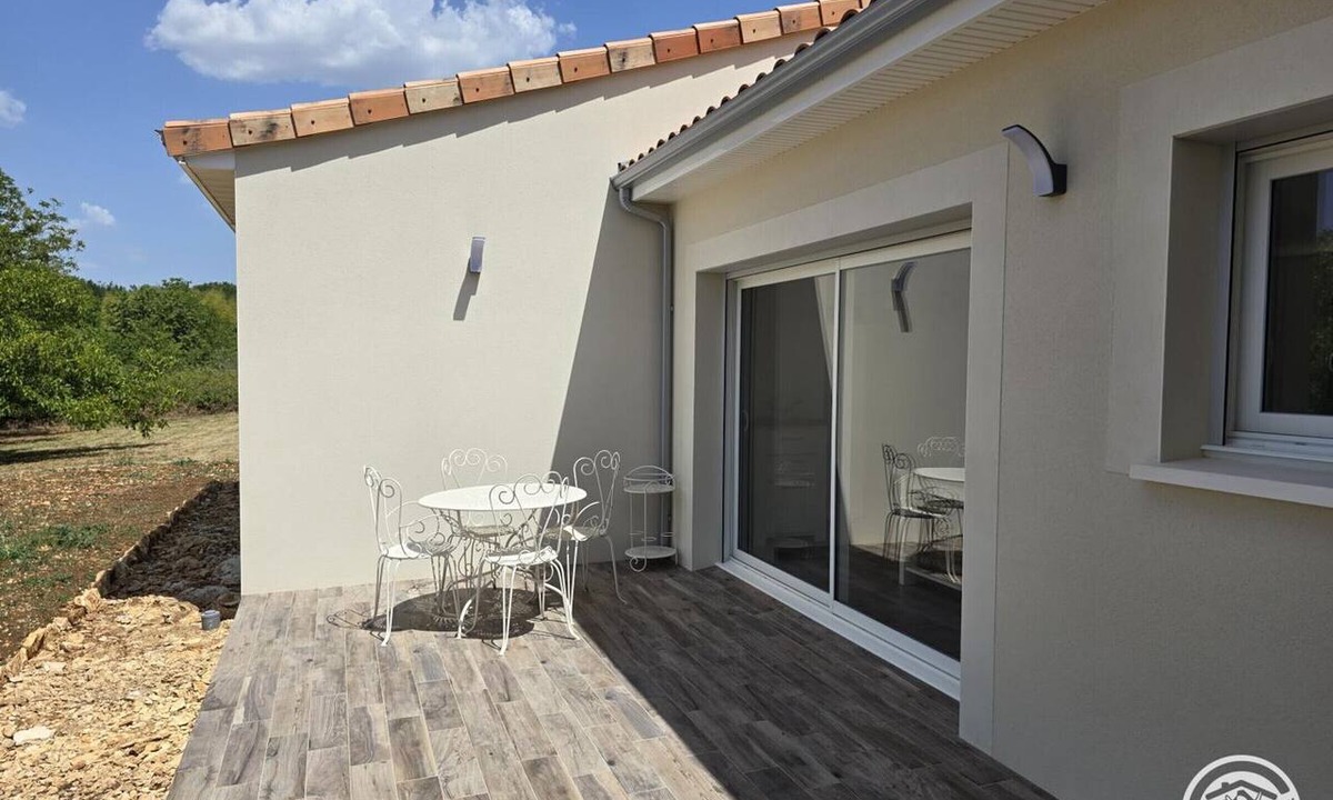 Excideuil Apartment | New house with AC - 4 guests, castle view