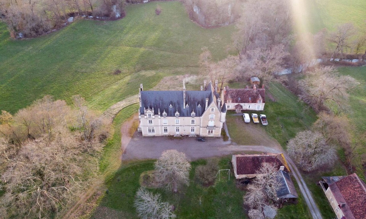 Arthon House | NEW- Large, quiet, independent gîte, south-facing, enclosed garden
