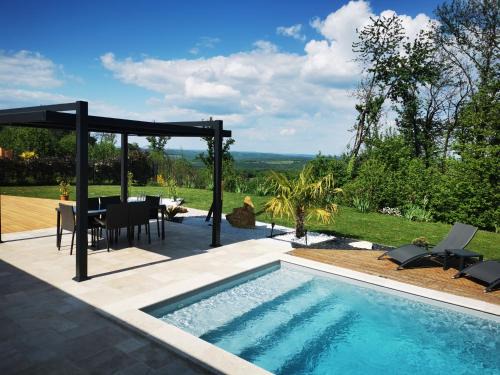 Marcillac-Saint-Quentin Bed & Breakfast | "Notre Bastide" Maison et table d'hôtes à 5 mn de Sarlat, climatisation, Piscine, jacuzzi