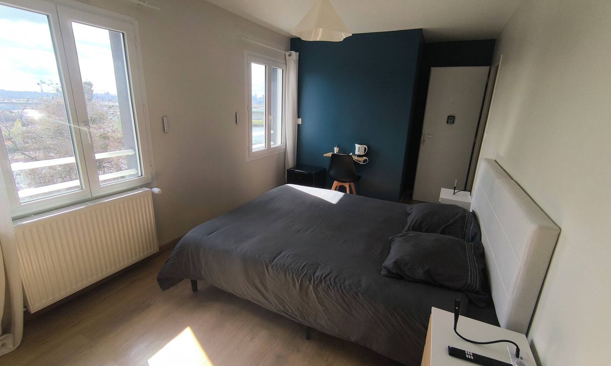 Argenteuil House | Notre Dame d'Orgemont blue room 4