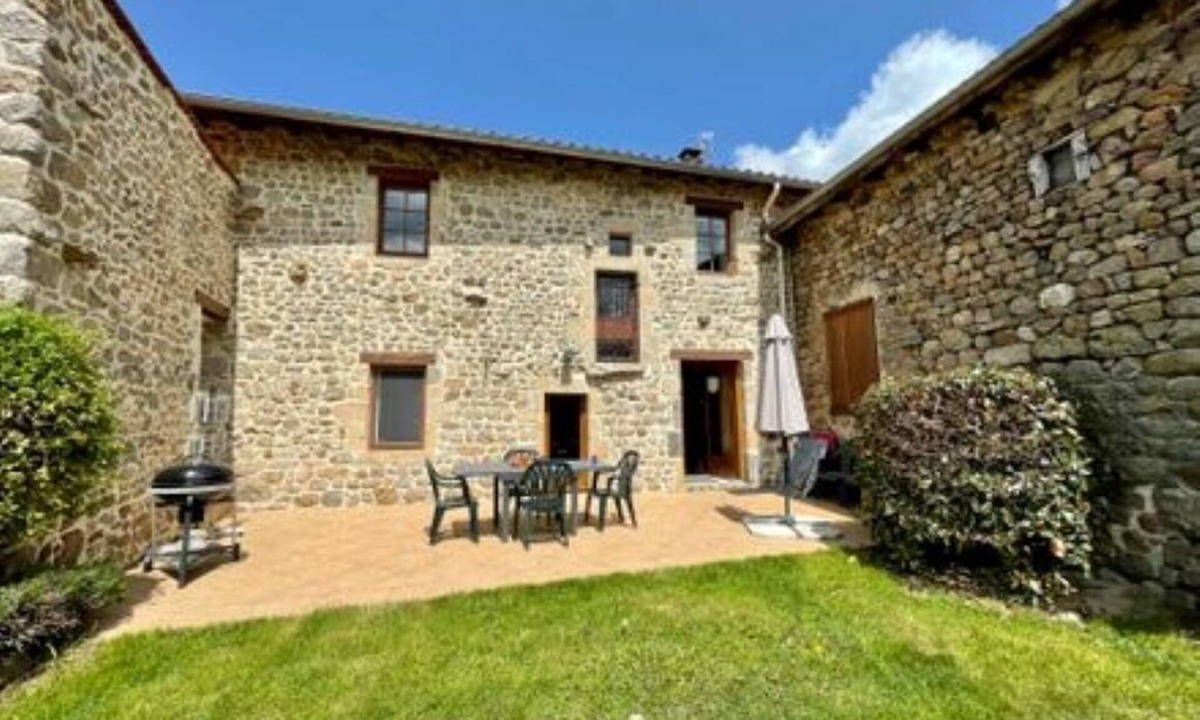 Valprivas Cottage | Old renovated farmhouse in the heart of a small rural village