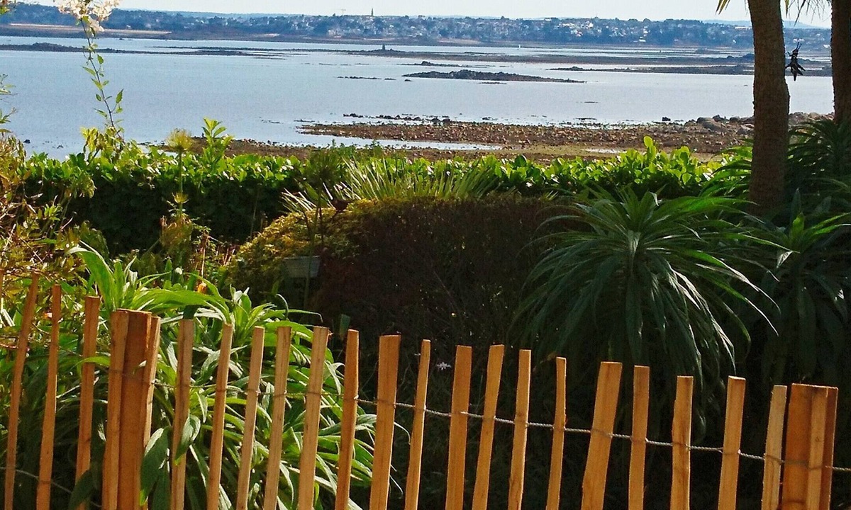 Roscoff House | Panoramic view of Morlaix Bay, 50m from the beach.