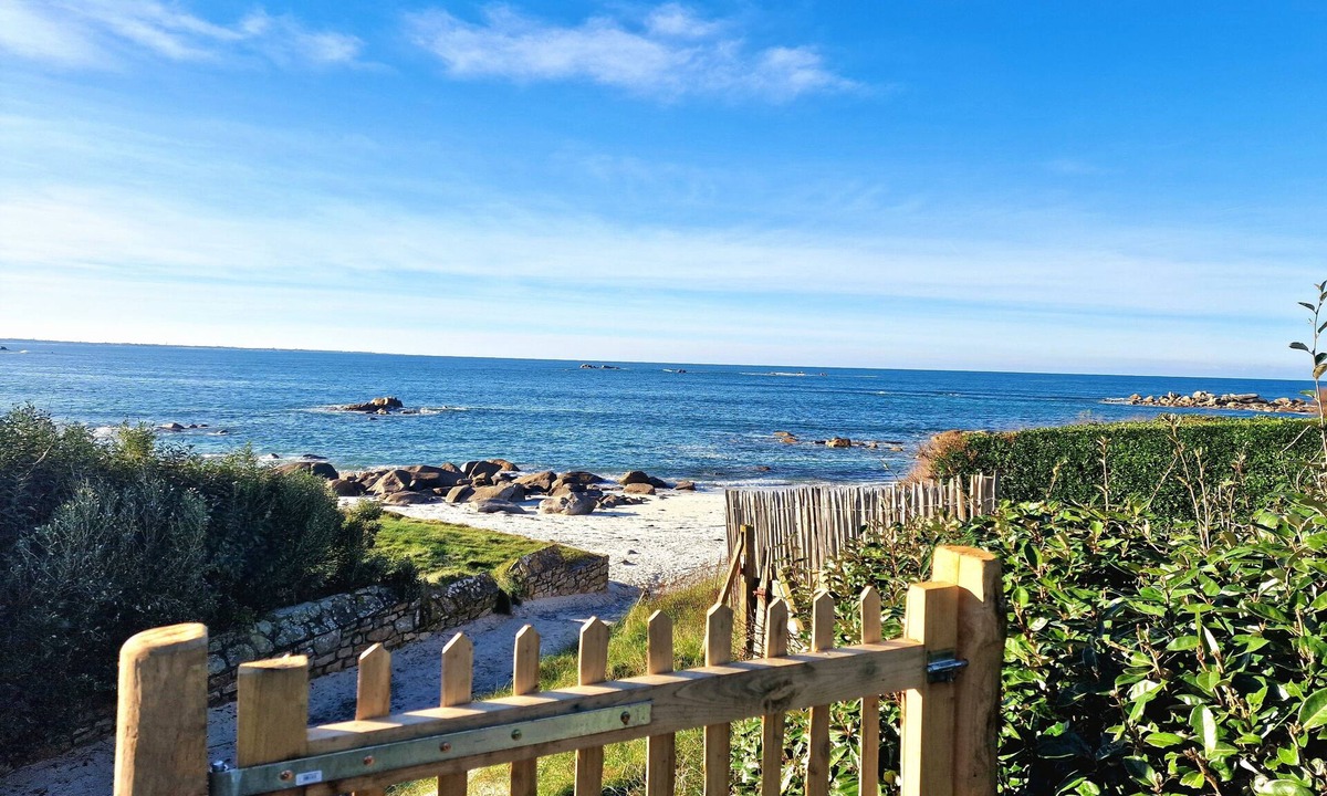 Plouescat Villa | Para'ty, view and direct access to sea and beach, sleeps 8,
