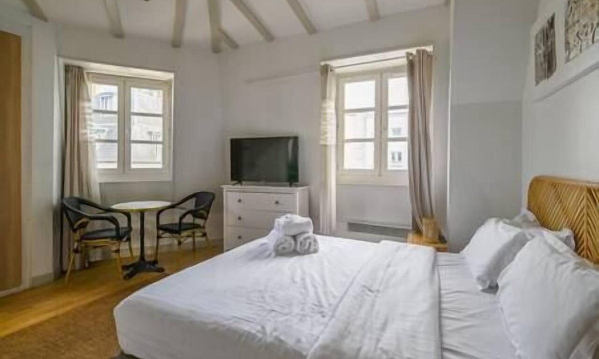 Gaillon Apartment | Paris, Opéra 6.une Balade Romantique