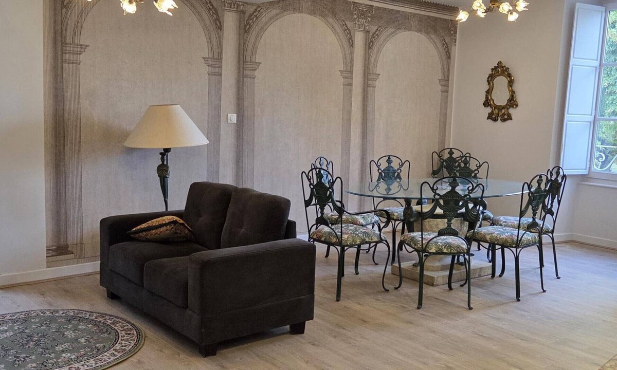 Louchy-Montfand Apartment | Peaceful cottage in castle with garden, air conditioning