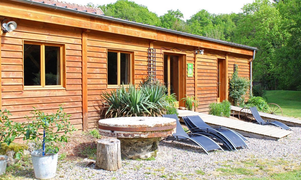 Vernusse Cottage | Peaceful cottage with pool, sauna, and pets allowed