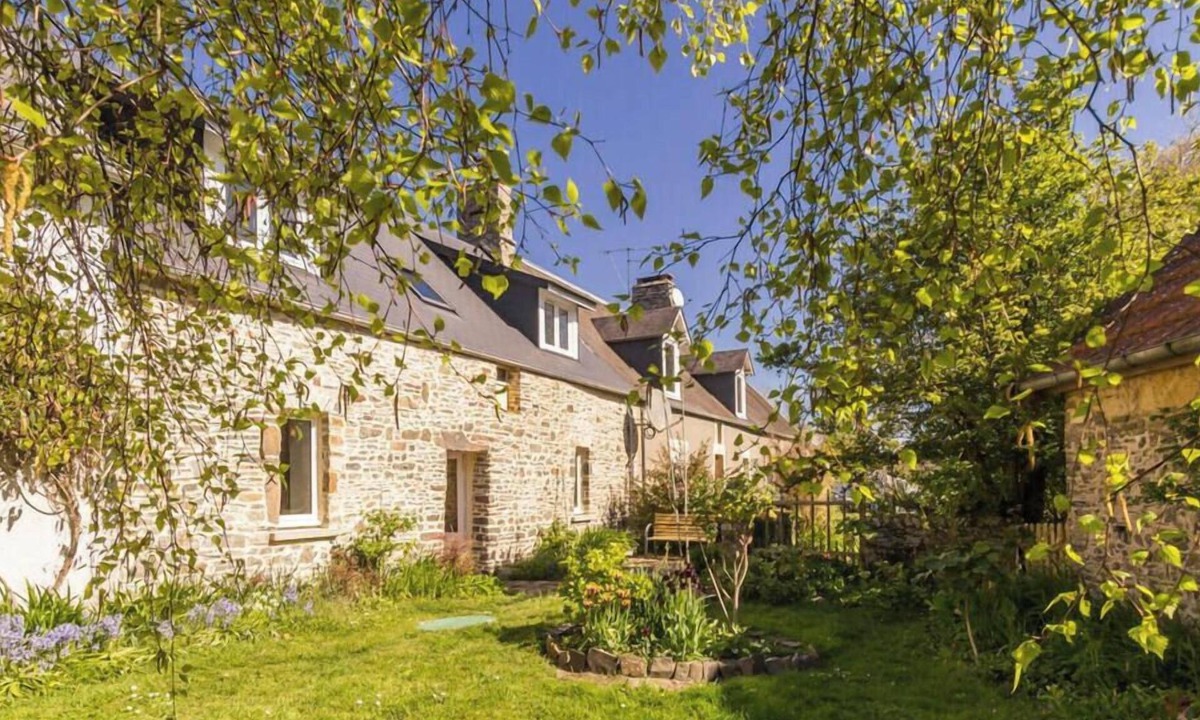 Bretteville-sur-Ay Cottage | Peaceful house, authentic setting - 6 guests