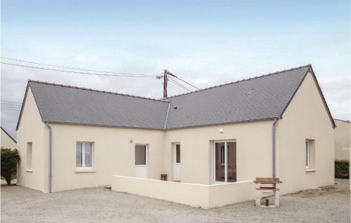 Saint-Marcouf House | Pet Friendly Home In St Marcouf De L'isle