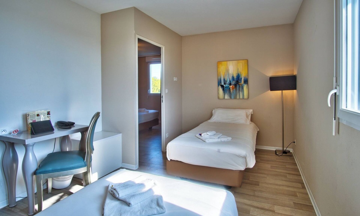 Lahonce Hotel | Pet-Friendly Suite 5.8 Miles to LUMINISCENCE Bayonne Attraction
