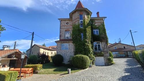 Usson-en-Forez House | Pierres et souvenirs