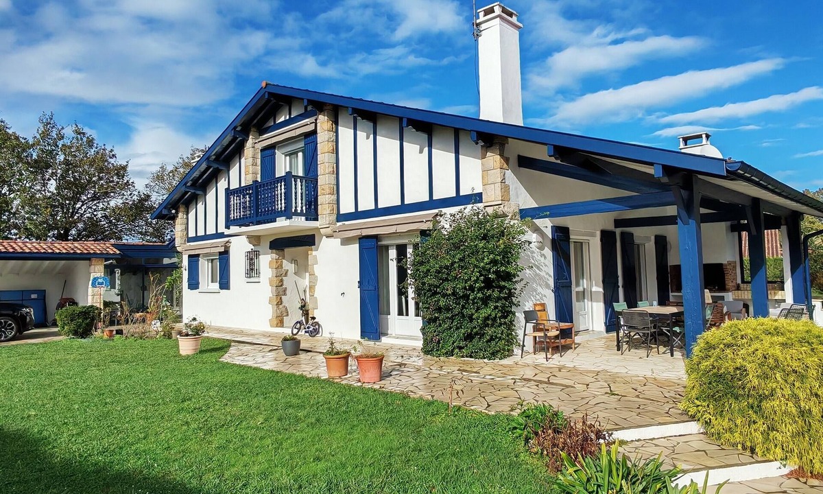 Ascain House | Pool villa with Rhune view, just a few minutes from the beach, tennis court and golf course