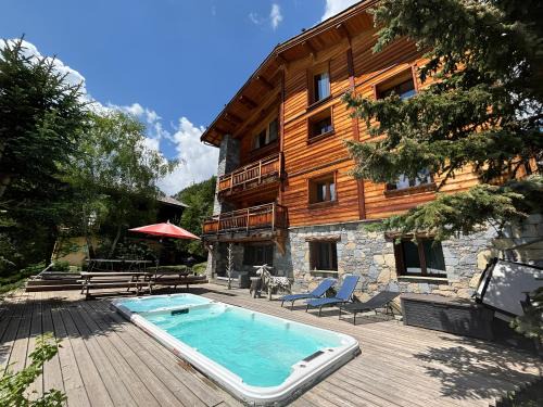 Montgenevre Ski Chalet | Prestigious Chalet for 18 Guests, Pool & Jacuzzi, close to slopes and resort center