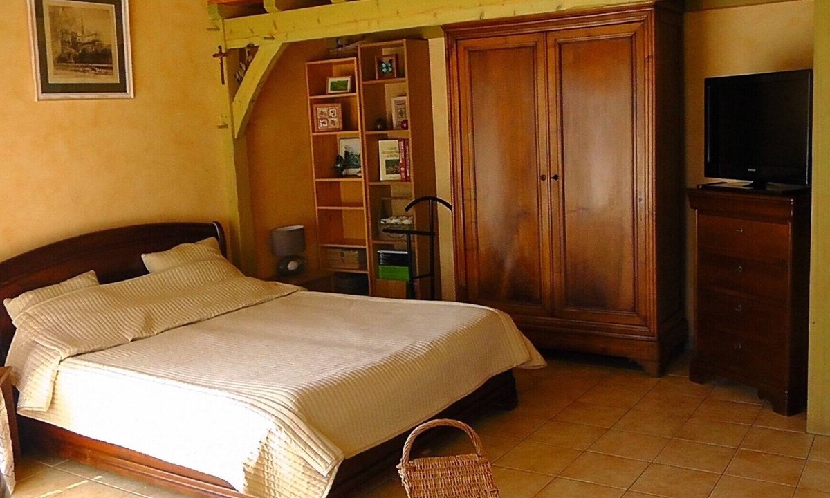 Agme Apartment | Pretty bedroom adjoining a country house