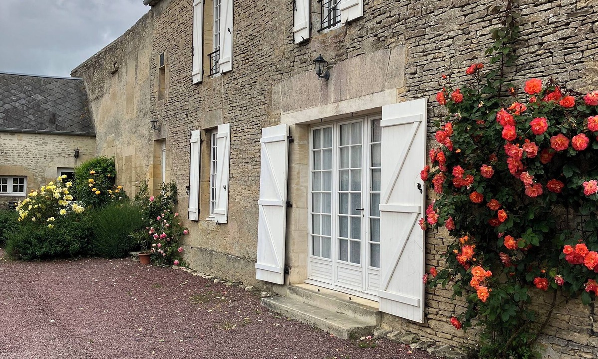Longues-sur-Mer House | Pretty stone house, 3 bedrooms, 2 bathrooms with a large enclosed garden
