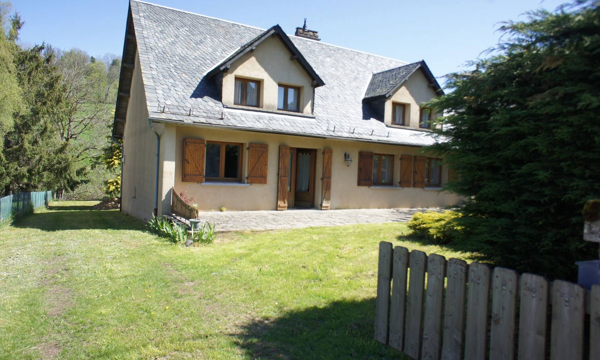 Espinchal House | Pretty warm house with large garden between Massif du Sancy and Cézallier