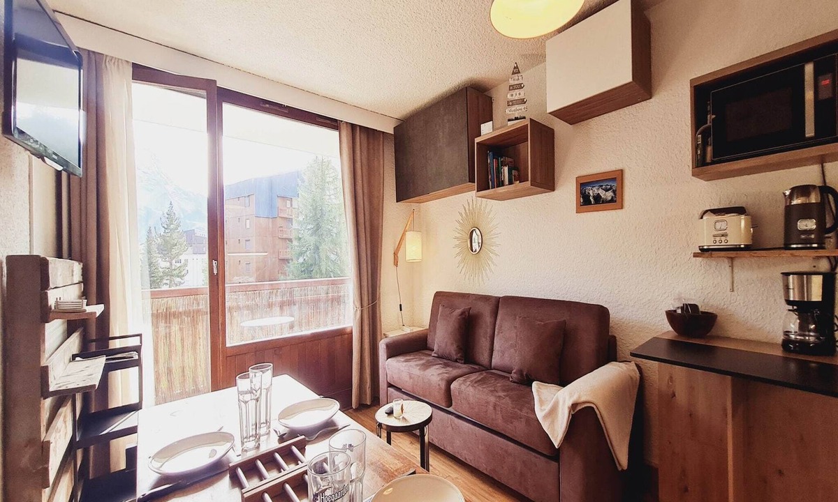 Mont-de-Lans House | Prime Location with Amenities