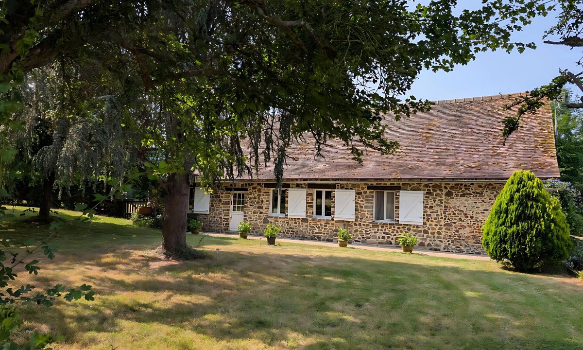 Thorigne-en-Charnie Cottage | Private gîte La Bonne Marie - garden & pool - dog friendly