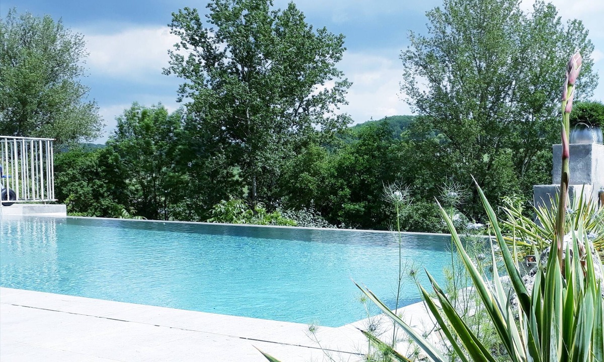 Bouloc House | Private heated infinity pool Quiet countryside Medieval Lauzerte