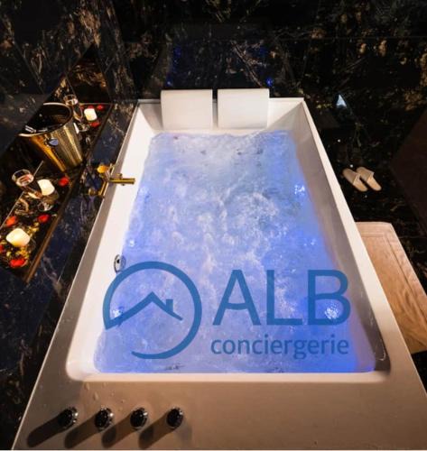 Hennebont Apartment | Promesse d'une nuit avec Balnéo privative