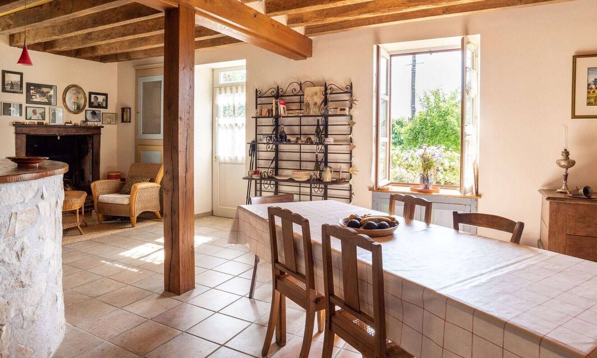 Morogues House | Quaint Holiday home in Morogues with Garden
