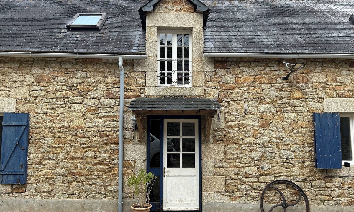 Cleguerec Apartment | Quiet gîte ideal for family get-togethers or business trips
