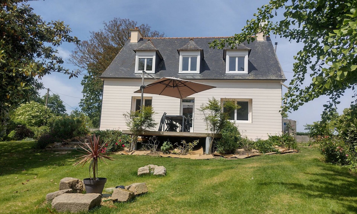 Lamballe House | Quiet house in a large park. Close to the coast and shops!