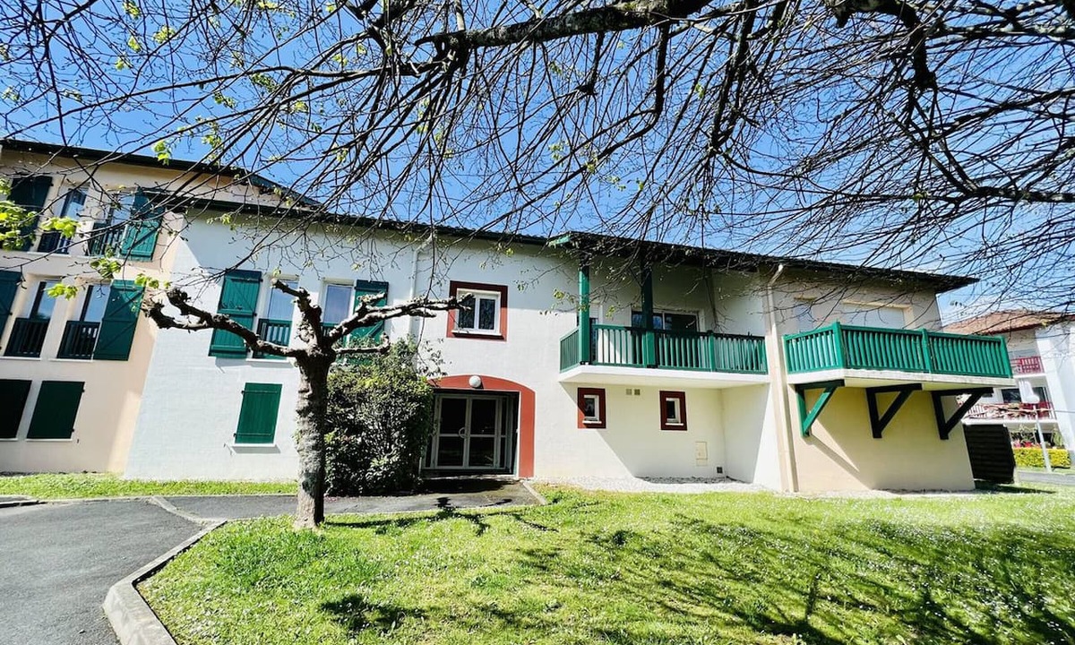 Cambo-les-Bains Apartment | Quiet T2 apartment in Cambo-les-Bains with Wi-Fi and parking