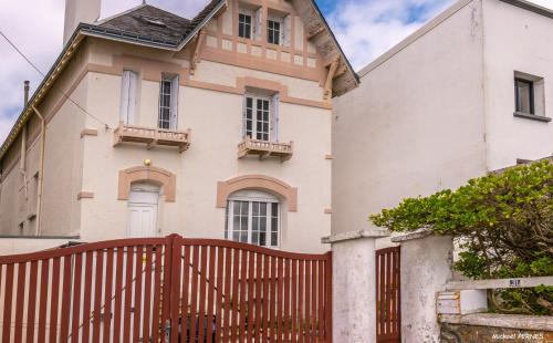 Larmor-Plage House | RÉF 407 - LARMOR PLAGE Maison de famille pleine vue mer