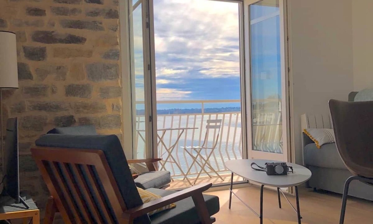 Kerroch Apartment | RARE! Stunning view on the sea from 3 balconies