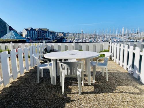 Arzon Apartment | REF 032 Studio pour 4 vue port Crouesty dans résidence avec piscine