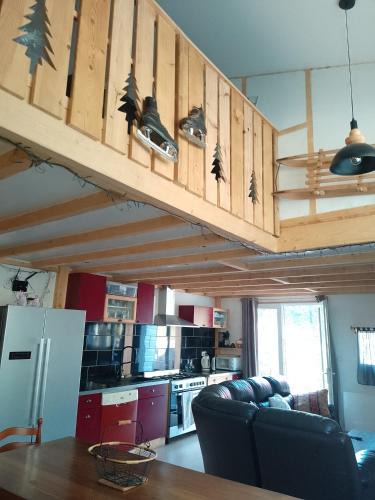Saint-Jacques-des-Blats Apartment | Refuge chaleureux pour des vacances en famille