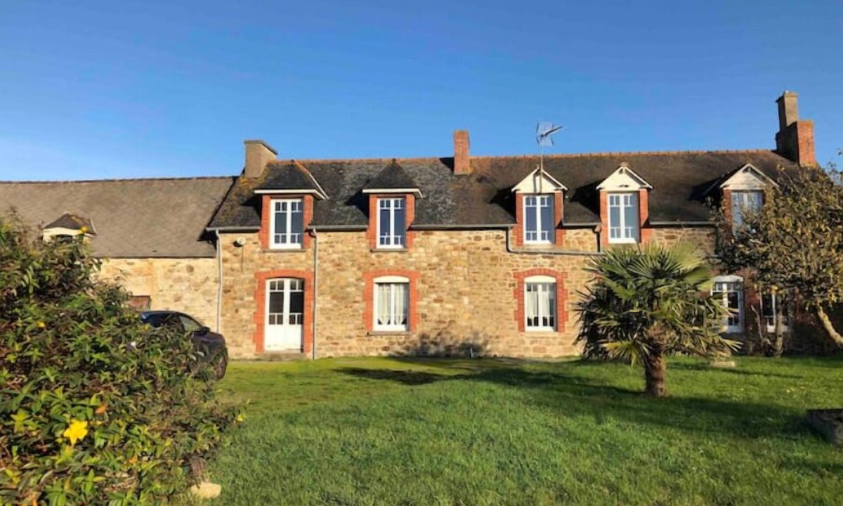 Ploubalay House | Renovated Breton farmhouse, sleeps 12 in Ploubalay