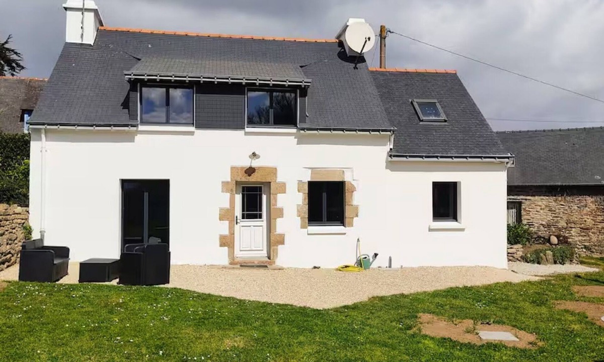 Kerherou House | Renovated Breton house with sea view