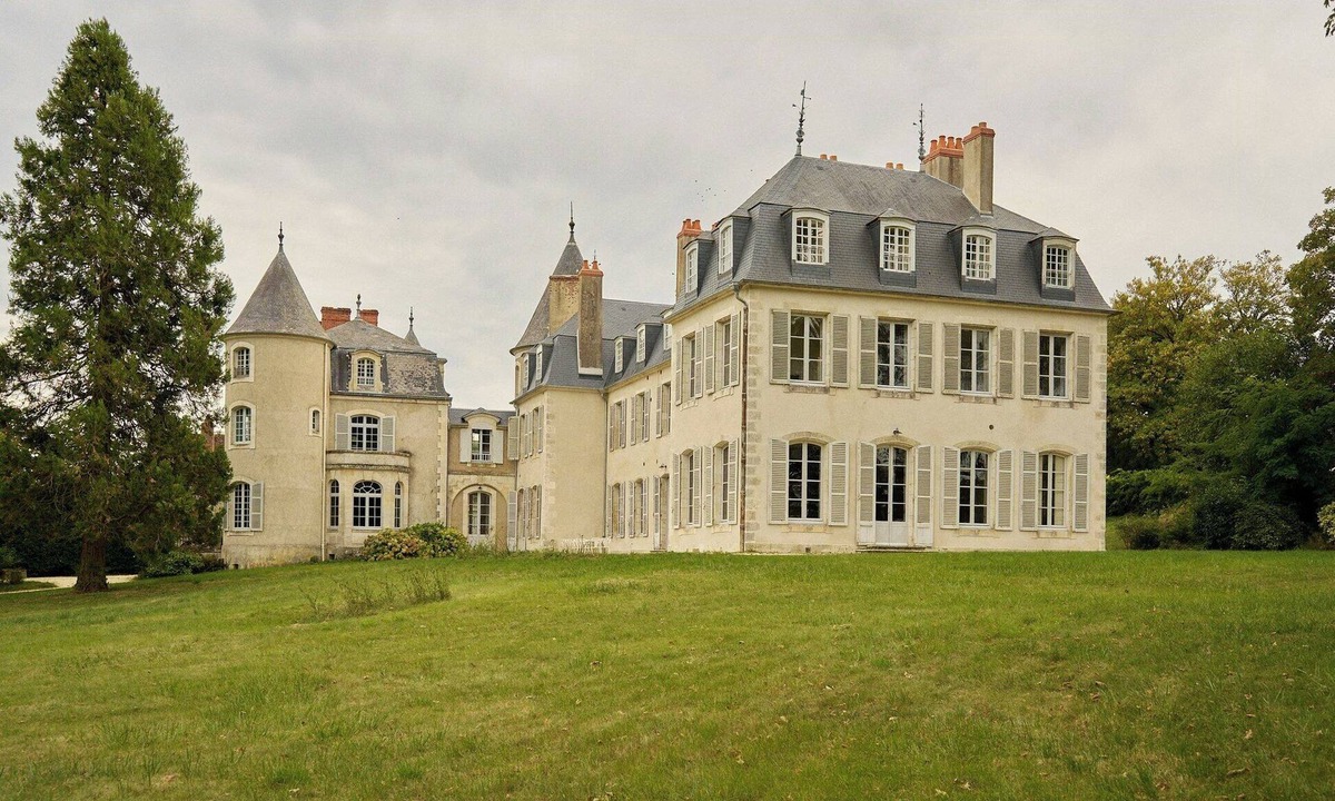 Thauvenay House | Renovated castle in the Sancerre vineyards