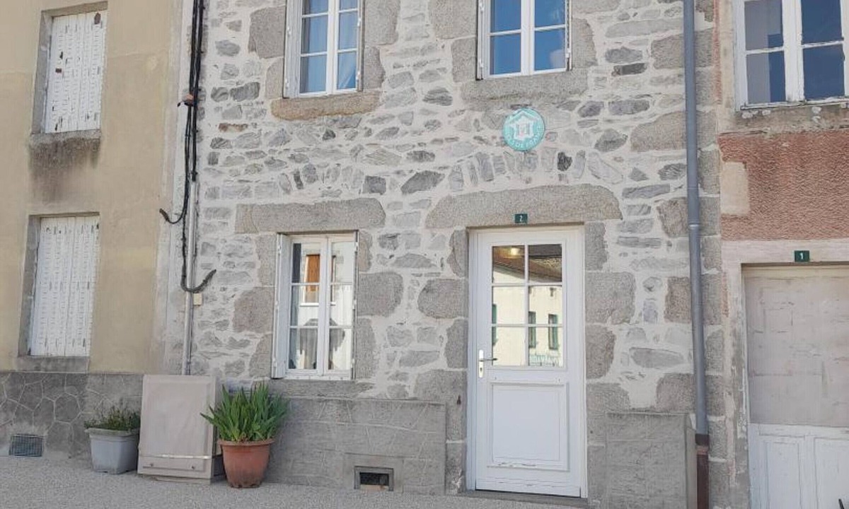 Ferrieres-sur-Sichon Cottage | Renovated stone house with patio in Ferrières-sur-Sichon