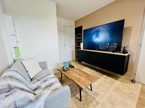 Bourgoin-Jallieu Apartment | Repos Cosy à Bourgoin avec Parking privatif