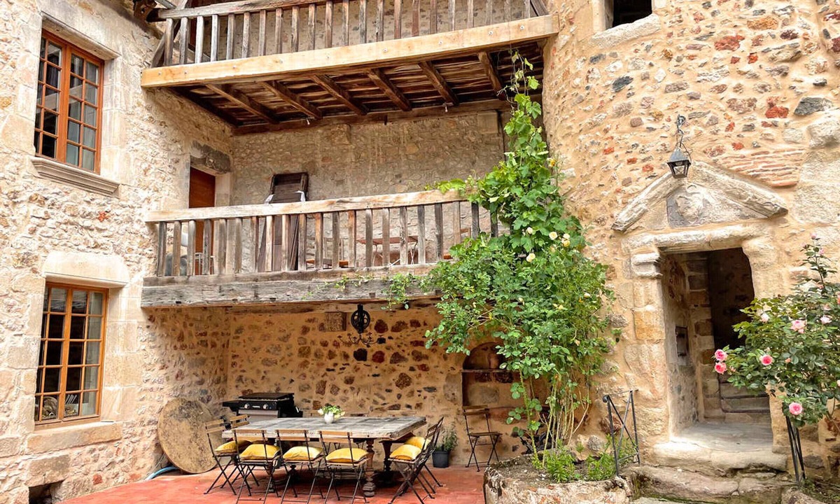Herisson Cottage | Restored Old College: Medieval Charm, linens included