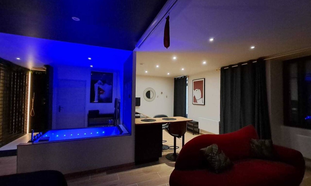 Argenton-sur-Creuse Apartment | Rien Que Pour Nous – Spa privé, sauna & vidéoprojecteur