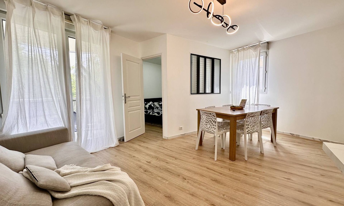 Lognes Apartment | Riverside apt | 2 bdr |Disney + Paris | Parking | Balcony