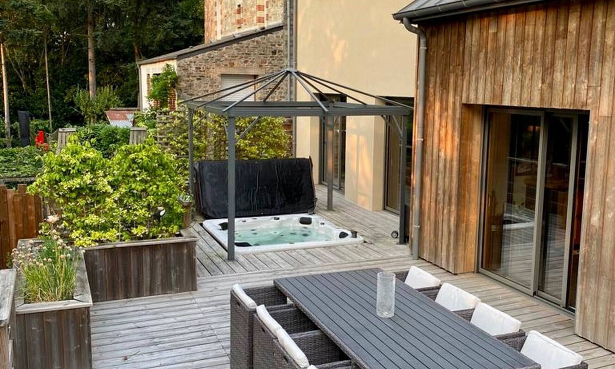 Vitre House | Riverside House with Jacuzzi