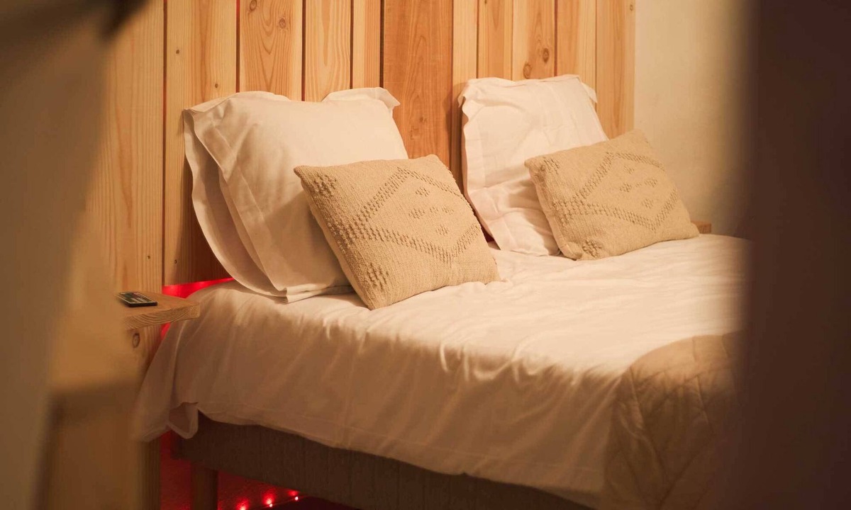 Meilhaud Apartment | Romantic room with jacuzzi and private sauna