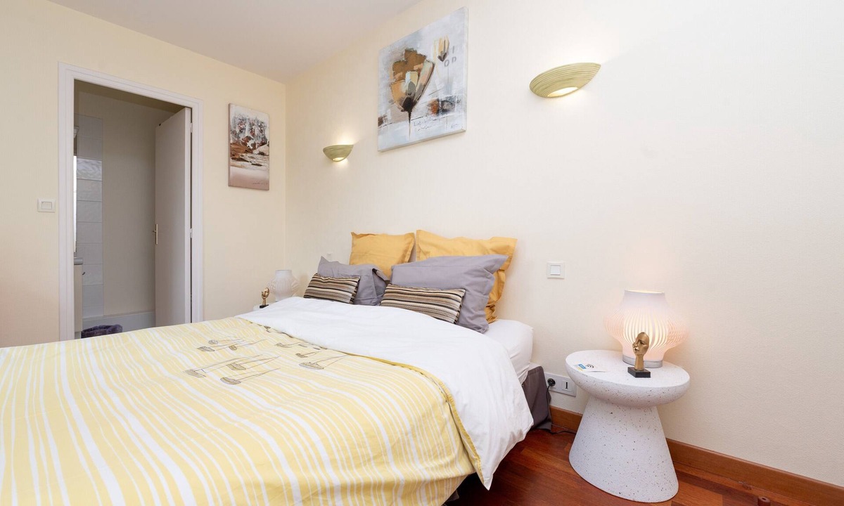 Saint-Ave Apartment | Room 'Chambre Moderne' with Shared Pool, Shared Terrace and Wi-Fi