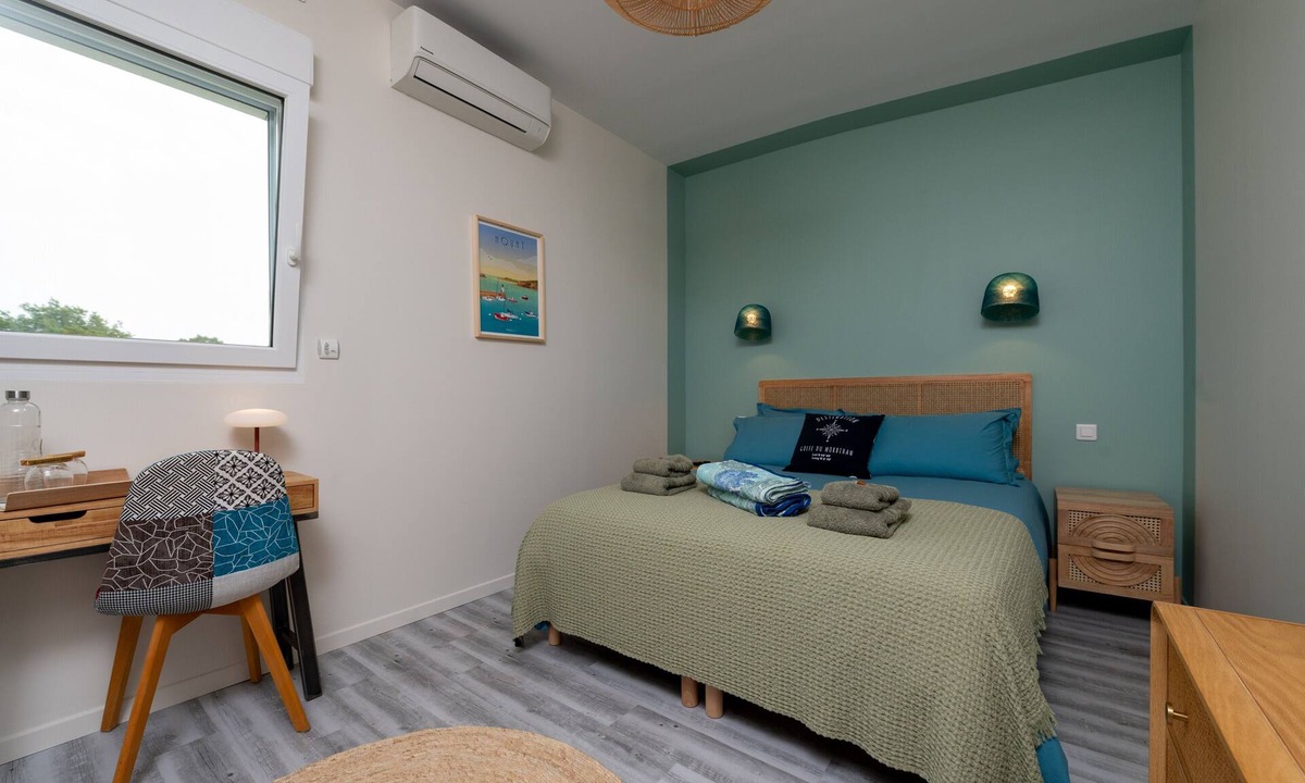 Ploeren Bed & Breakfast | Room 'Houat' with Shared Terrace, Wi-Fi, and Air Conditioning