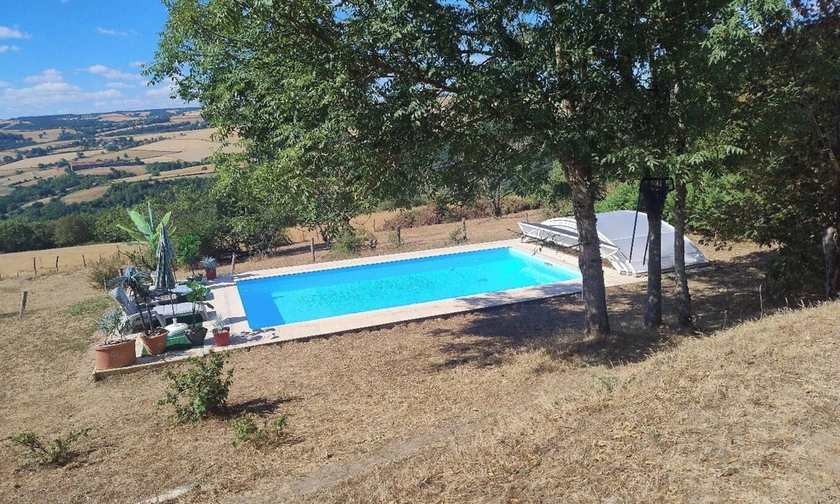 Chouvigny House | Rural gîte for 2 people in the countryside with private covered swimming pool.